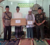 Kapolda Jambi, Brigjen Pol Lutfi Lubihanto dan Danrem 042/Gapu, Kolonel Inf Makmur memberikan bantuan kepada pengurus Masjid Sholahuddin